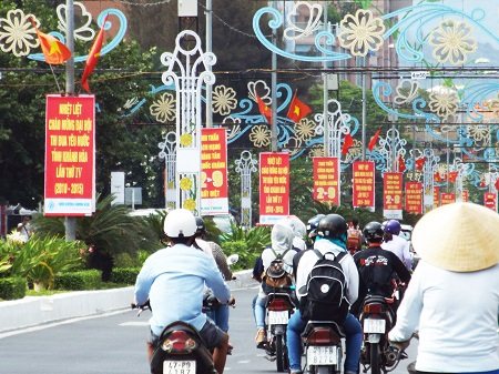 Đường Trần Phú, tuyến đường đẹp nhất ở TP Nha Trang rợp cờ Tổ quốc và băng rôn kỷ niệm 70 năm ngày Quốc khánh